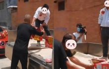 Mang sính lễ ‘đặc biệt’ đi hỏi vợ, cha cô dâu bức xúc, đuổi thẳng chú rể về nhà