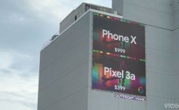 Google treo biển quảng cáo dìm hàng Apple ở gần Apple Store: Chê Phone X giá đắt và chụp đêm kém!