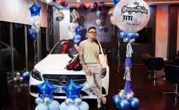 Tình tin đồn của Nhật Kim Anh tậu Mercedes giá 2 tỷ để tỏ tình bạn gái
