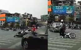 Nữ tài xế điều khiển Honda Civic bất ngờ đâm học sinh đi Honda Wave đang dừng đèn đỏ tại Hà Nội