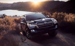 Ford Explorer 'gặp khó' khi chạm trán với 'đối thủ' mới toanh của nhà Toyota