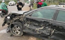 Toyota Camry bị container tông cuốn phăng sườn trái, lý do gây tai nạn khiến ai cũng giật mình!