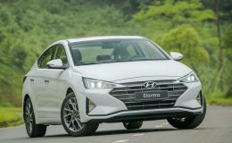 Kia K3 và Toyota Corolla Altis 'khóc thét' vì Hyundai Elantra giảm giá mạnh tay chưa từng thấy