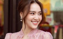 Bắt trọn cảnh Lan Ngọc đang chụp ảnh Tết bên gia đình, nhan sắc thật qua camera thường gây ngỡ ngàng