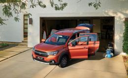 Giá lăn bánh Suzuki XL7 tháng 4/2022: Quá nhiều ưu đãi, dồn Mitsubishi Xpander Cross vào thế khó