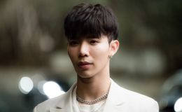 Bị kéo tay ngã trên sân khấu, Erik vẫn ghi điểm trong lòng người hâm mộ bằng 1 chi tiết đắt giá