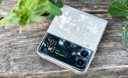 Rò rỉ những hình ảnh đầu tiên của Galaxy Z Flip 4 trong thực tế: Màn hình ngoài và bản lề mỏng hơn
