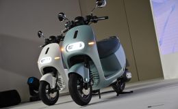 Honda Vision 2021 'chạm trán' đối thủ mới: Thiết kế hợp với phái nữ