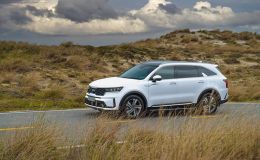 Giá lăn bánh Kia Sorento tháng 2/2023: Giảm sâu, khiến Hyundai Santa Fe và Toyota Fortuner ná thở