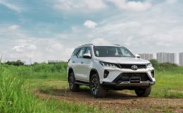 Giá xe Toyota Fortuner lăn bánh tháng 3/2023 cực hấp dẫn, khiến Hyundai Santa Fe ‘không rét mà run’