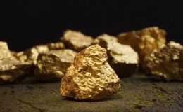 Bẻ đôi cục đá lạ, người đàn ông phát hiện 2,6 kg vàng bên trong có giá trị 3,8 tỷ đồng