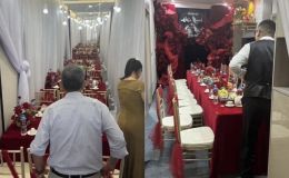 Netizen xôn xao trước cảnh tượng đám cưới tổ chức ngay giữa hành lang chung cư ở Hà Nội 