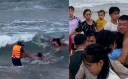 Hàng trăm người nín thở chứng kiến cuộc giải cứu bé trai bị sóng cuốn, hé lộ danh tính người dũng cảm