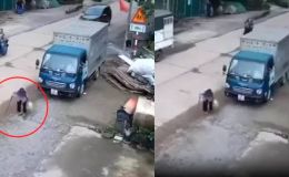 Video: Cụ bà đang đi bộ bình thản, bất ngờ bị 'hất tung' bởi xe tải xe phía sau, hiện trường ám ảnh