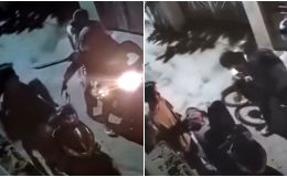 Clip nhóm cướp cầm hung khí rượt đuổi 2 thanh niên đến tận cổng nhà, sững sờ khi thấy 1 vật trong cốp xe 