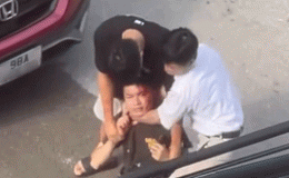 Vừa dứt câu ‘Có biết tao là ai không?’, người đàn ông lớn tuổi lao vào đánh nam thanh niên chảy máu