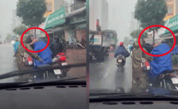 Clip người đàn ông tát liên tiếp vào mặt, dùng tay ghì cổ tài xế xe ôm công nghệ giữa trời mưa