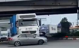 Clip container đẩy ô tô trượt dài trăm mét sau va chạm, thái độ của tài xế container gây phẫn nộ