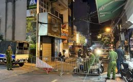 Hiện trường vụ người đàn ông rơi xuống từ nhà cao tầng ở Hà Nội, nhân chứng tiết lộ cảnh kinh hoàng