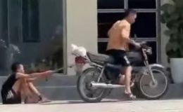 Lời khai không thể chấp nhận của người cha xích chân tay con trai, dùng xe máy kéo lê trên đường