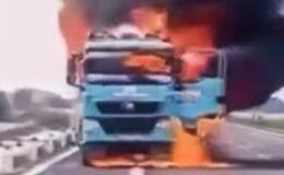Nguyên nhân xe tải bốc cháy dữ dội khi đang lưu thông ở Ninh Bình, tài xế lập tức làm 1 hành động khi xảy ra cháy