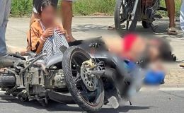 Va chạm kinh hoàng giữa xe máy với xe bán tải khiến 2 người tử vong, con gái gào khóc tại hiện trường