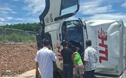 Nghẹt thở màn giải cứu tài xế kẹt cứng bên trong cabin khi xe tải lật nghiêng ở Hà Tĩnh