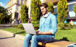 Sinh viên nên mua laptop hay PC? Nắm bắt ngay ưu và nhược điểm của mỗi loại trước khi 'chốt đơn'