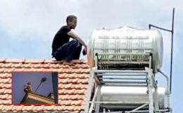 Người dân hoảng sợ vì nam thanh niên cầm dao leo nóc nhà la hét, công an can thiệp khống chế