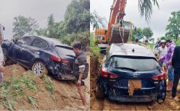 Tìm thấy chiếc ô tô chở 4 thanh niên vượt rào cảnh báo, bị nước lũ cuốn trôi mất tích suốt 4 ngày