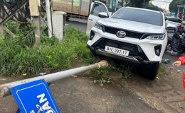 Ô tô húc gãy trụ biển báo giữa phố, phép màu đến với tài xế nghi đột quỵ nhờ người dân phá kính giải cứu