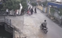 Thót tim cảnh 2 bé đi xe đạp mất lái lao xuống con kênh, dân mạng tranh cãi cách sơ cứu sau tai nạn
