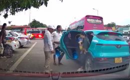 Phẫn nộ clip nhóm người chặn đầu taxi công nghệ đón khách, đuổi người phụ nữ bế con nhỏ ra khỏi xe