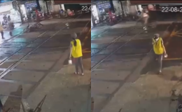 Thót tim clip thanh niên húc văng rào chắn, ngã trước mũi tàu, thoát chết thần kỳ nhờ 2 người phụ nữ