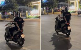 Xôn xao hình ảnh 2 thanh niên lái xe bằng chân, thái độ khiến nhiều người bức xúc