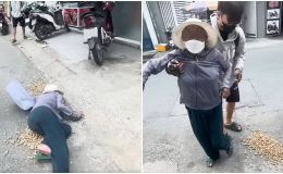 Xôn xao clip cụ bà bị ‘bắt tại trận’ liên tục giả vờ ngã ra đường, nghi để nhận tiền của người đi đường