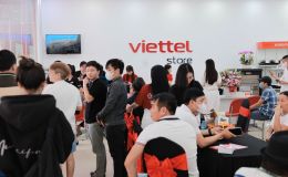 Ban lãnh đạo Viettel Store trực tiếp trao tận tay iPhone mới cho khách hàng