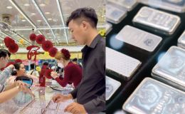 Giá vàng chao đảo, người dân đổ xô sang mua bạc khiến cửa hàng đông nghịt khách
