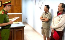 Gia Lai: Bắt tạm giam hai tài xế xe bán tải thản nhiên livestream truy đuổi và đe dọa cảnh sát giao thông