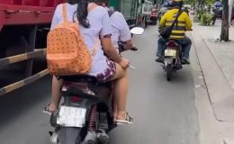 Camera ghi lại hành động phản cảm của 2 nữ sinh khi tham gia giao thông khiến dư luận bức xúc