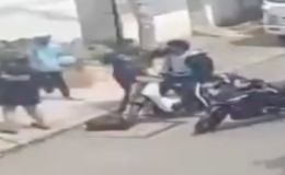 Clip 2 nam sinh bị thanh niên chặn đường đánh tới tấp bằng mũ bảo hiểm, xác định nguyên nhân ban đầu