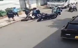 Cái kết đắng cho thanh niên chở bạn gái chặn đường, đánh tới tấp 2 nam sinh trên đường, hé lộ nguồn cơn