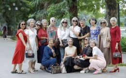 Hội tóc bạc 'chất lừ' giữa Hà Nội: U60 vẫn sang, đẹp, khiến giới trẻ phải trầm trồ