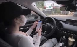 Thực hư clip ghi lại hình ảnh cô gái trẻ bỏ cả 2 tay để bấm điện thoại trong lúc lái xe gây xôn xao