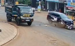 Camera ghi lại cảnh ô tô tông mạnh khiến 2 người thương vong, tài xế có hành động gây căm phẫn