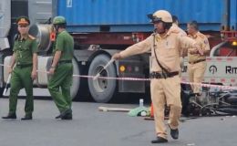 Vượt qua đầu container, cặp vợ chồng đi xe máy gặp nạn khiến 1 người tử vong: Camera ghi lại khoảnh khắc ám ảnh