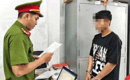 Vụ bé gái 9 tuổi bị 2 người lạ mặt cướp giật điện thoại: Chỉ một người bị tạm giam, lý do đằng sau?