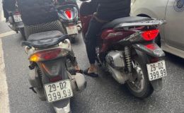 Xuất hiện 2 chiếc SH trùng biển số, thản nhiên đi ngang hàng nhau ở Hà Nội: Biển giả hay ảnh ghép?