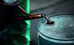 Giá xăng dầu ‘nhảy múa’ khi các nước nhập khẩu dầu yếu hơn, lượng dự trữ của Hoa Kỳ kém