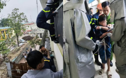 Thót tim cảnh giải cứu một em học sinh tiểu học bị kẹt ngoài lan can trường học